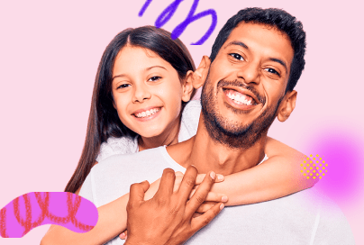 Padre e hija latinos, abrazados y sonriendo