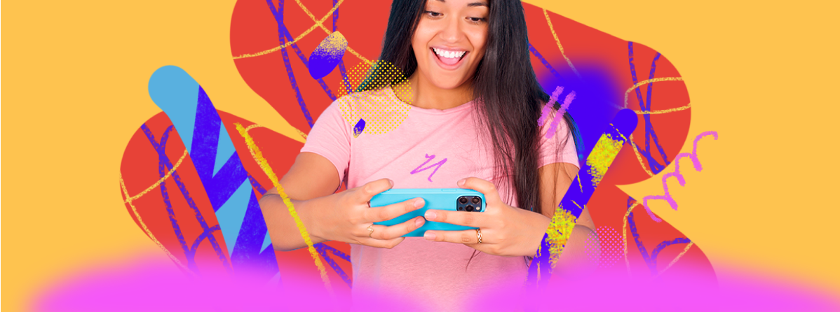 Joven sonriendo mientras sosteniendo un telefono celular frente a su rostro