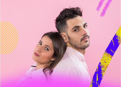 Una pareja de jovenes espalda contra espalda
