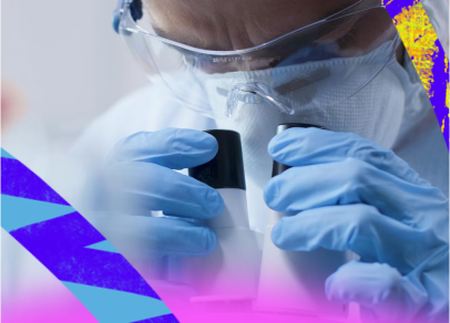 Tecnico de laboratorio mirando una muestra
