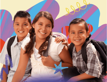 Dos niños y una niña con uniforme escolar, sentados sonriendo