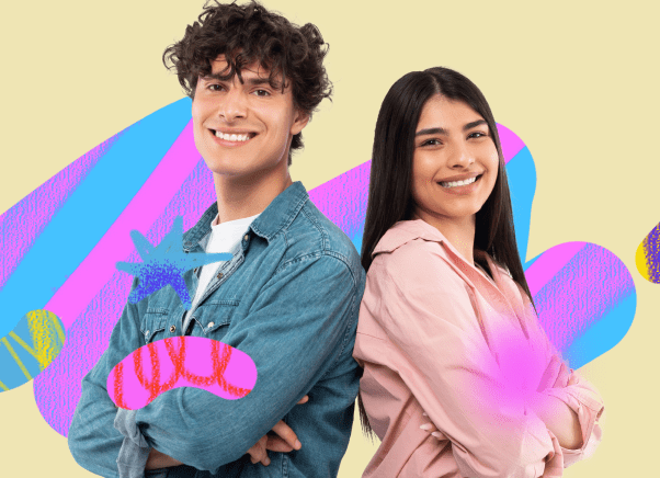 Un joven y una joven sonriendo, espalda con espalda.