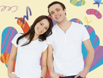Pareja joven sonriendo en campaña informativa sobre el virus del papiloma humano